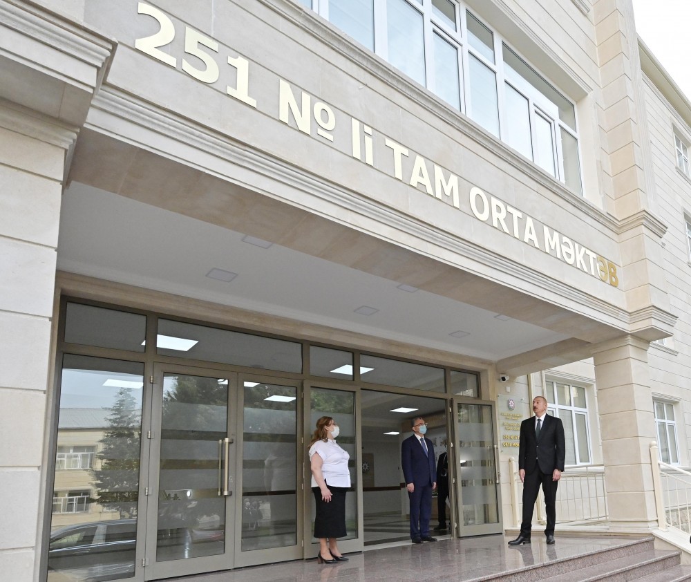 İlham Əliyev məktəbin açılışında - FOTOLAR