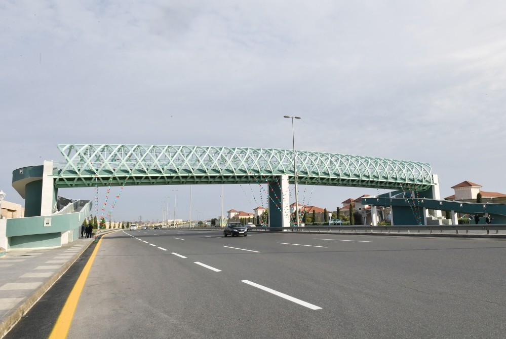 Dövlət başçısı yerüstü piyada keçidinin açılışında - YENİLƏNİB (FOTO)