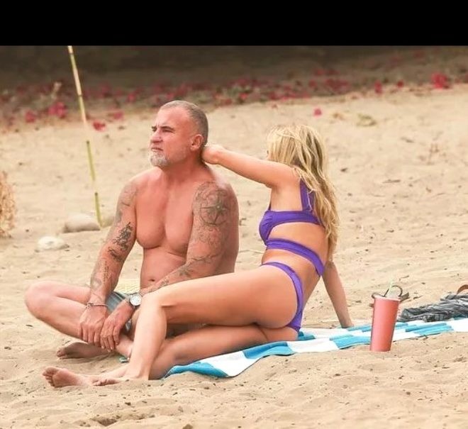 50 yaşlı aktyor özündən 17 yaş kiçik sevgilisiylə çimərlikdə - FOTOLAR