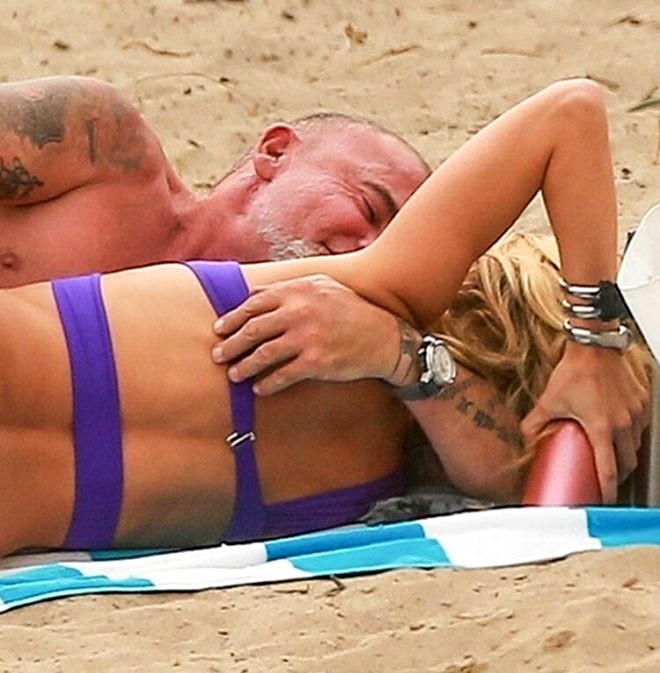 50 yaşlı aktyor özündən 17 yaş kiçik sevgilisiylə çimərlikdə - FOTOLAR