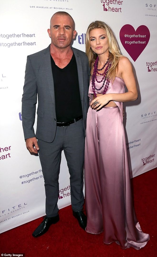 50 yaşlı aktyor özündən 17 yaş kiçik sevgilisiylə çimərlikdə - FOTOLAR