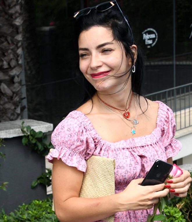 Məşhur aktrisa küçədə maskasız yaxalandı - FOTOLAR