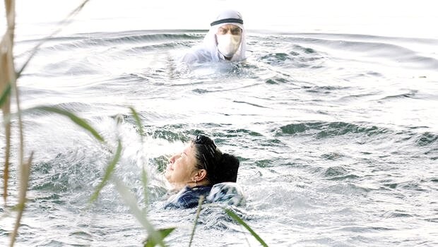 Boğulduğunu zənn edib suya tullandı... - FOTOLAR