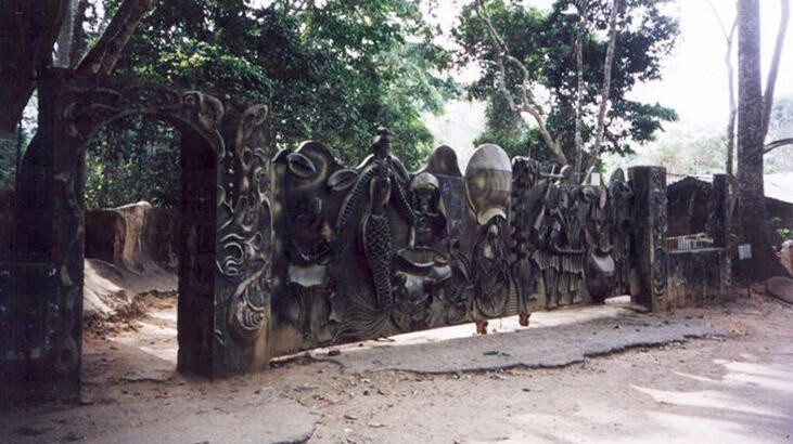 Ziyarətgahda porno film çəkən aktyor həbs edir - FOTOLAR