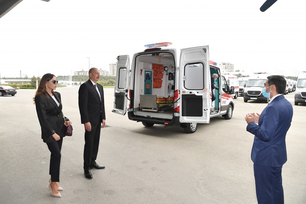 İlham Əliyev və xanımı yeni təcili yardım avtomobilləri ilə tanış oldular - FOTO (YENİLƏNİB)
