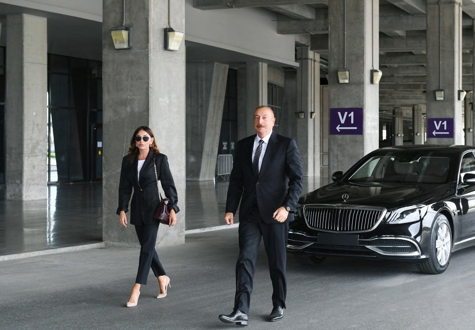 İlham Əliyev və xanımı yeni təcili yardım avtomobilləri ilə tanış oldular - FOTO (YENİLƏNİB)