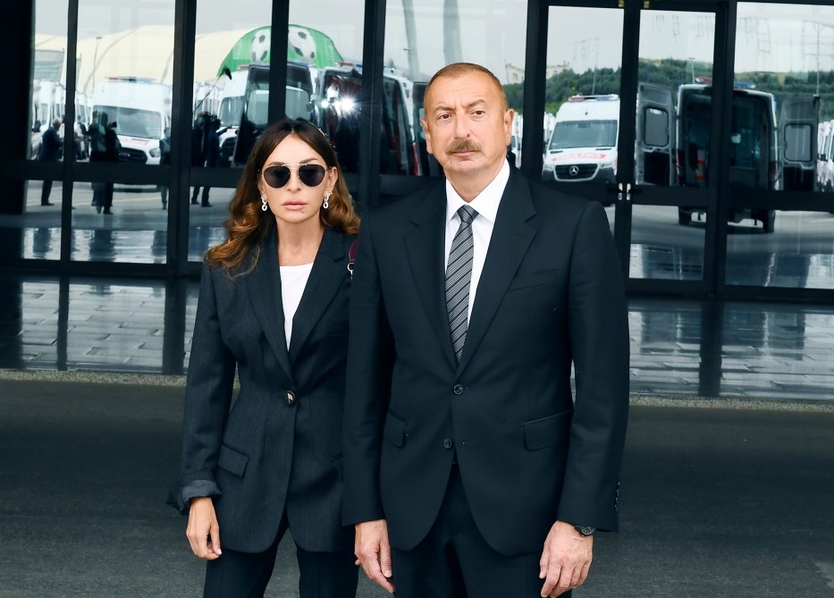 İlham Əliyev və xanımı yeni təcili yardım avtomobilləri ilə tanış oldular - FOTO (YENİLƏNİB)