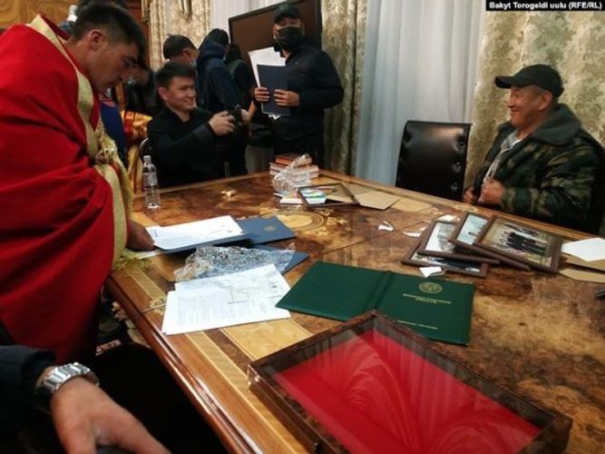 Qırğızıstan parlamentinin binasında YANĞIN (FOTOLAR)