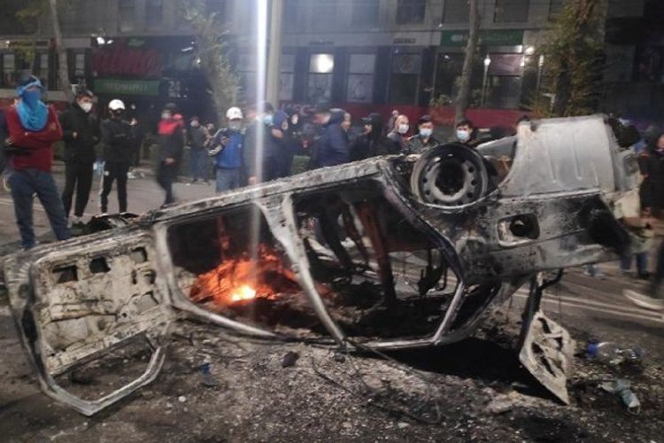 Qırğızıstan parlamentinin binasında YANĞIN (FOTOLAR)