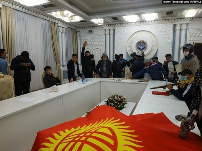 Qırğızıstan parlamentinin binasında YANĞIN (FOTOLAR)