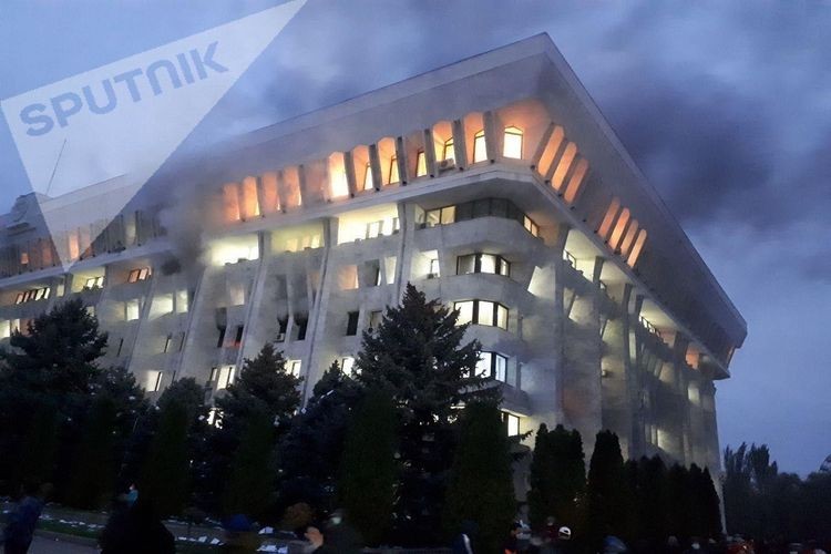 Qırğızıstan parlamentinin binasında YANĞIN (FOTOLAR)