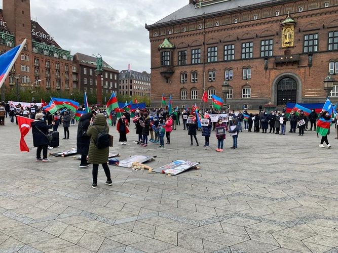 Kopenhagendə Gəncə terroru pisləndi - Foto