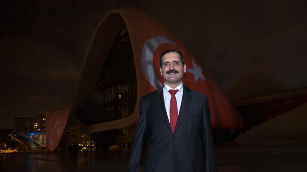 Heydər Əliyev Mərkəzində Türkiyə bayrağı videoproyeksiya olundu - FOTOLAR