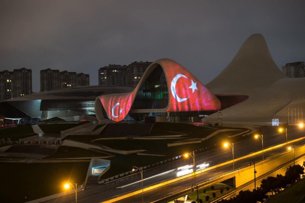 Heydər Əliyev Mərkəzində Türkiyə bayrağı videoproyeksiya olundu - FOTOLAR