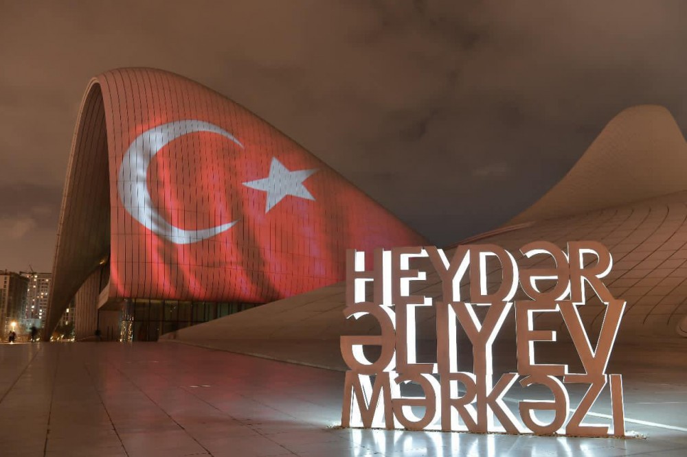 Heydər Əliyev Mərkəzində Türkiyə bayrağı videoproyeksiya olundu - FOTOLAR