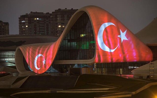 Heydər Əliyev Mərkəzində Türkiyə bayrağı videoproyeksiya olundu - FOTOLAR