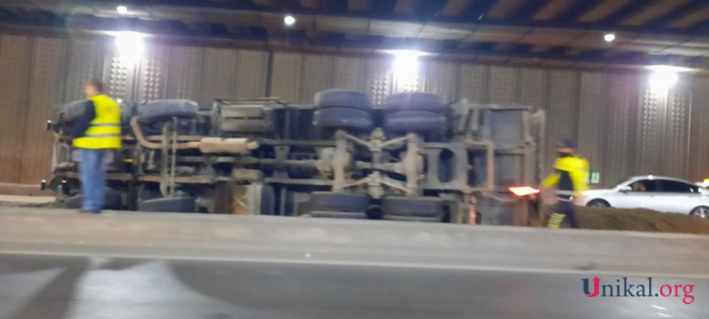 "Shacman" tuneldə aşaraq tıxac yaratdı - FOTO