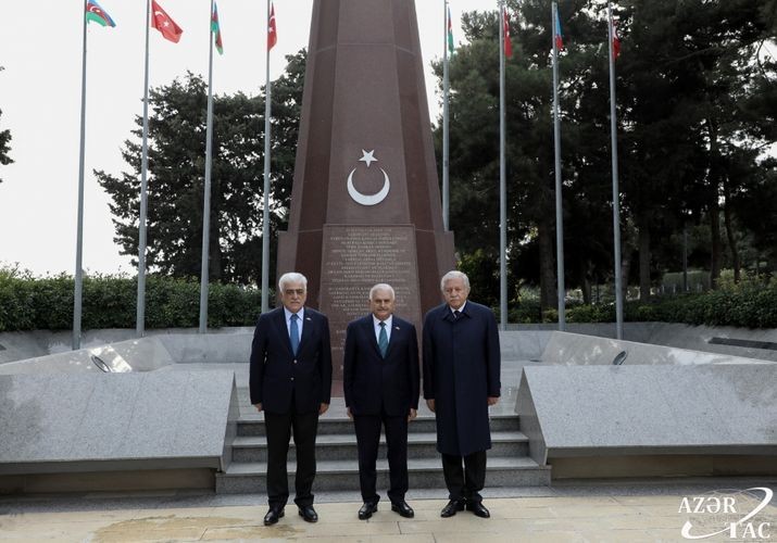 Binəli Yıldırım Heydər Əliyevin məzarını və Şəhidlər xiyabanını ziyarət etdi - FOTOLAR