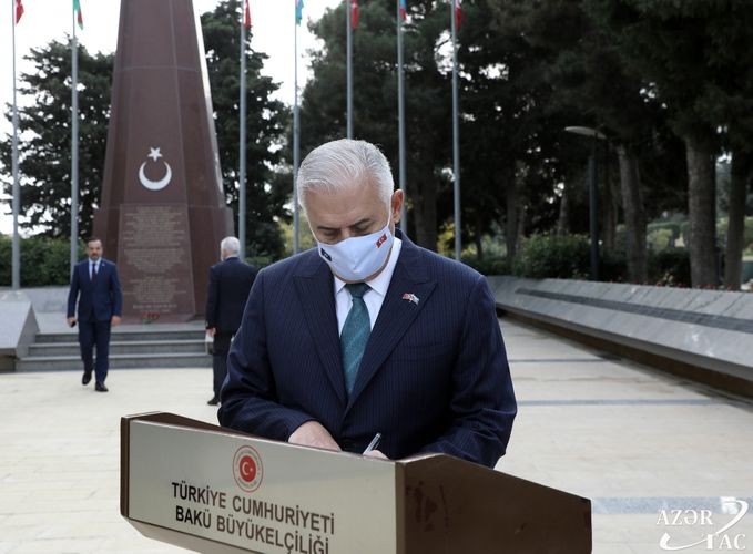Binəli Yıldırım Heydər Əliyevin məzarını və Şəhidlər xiyabanını ziyarət etdi - FOTOLAR