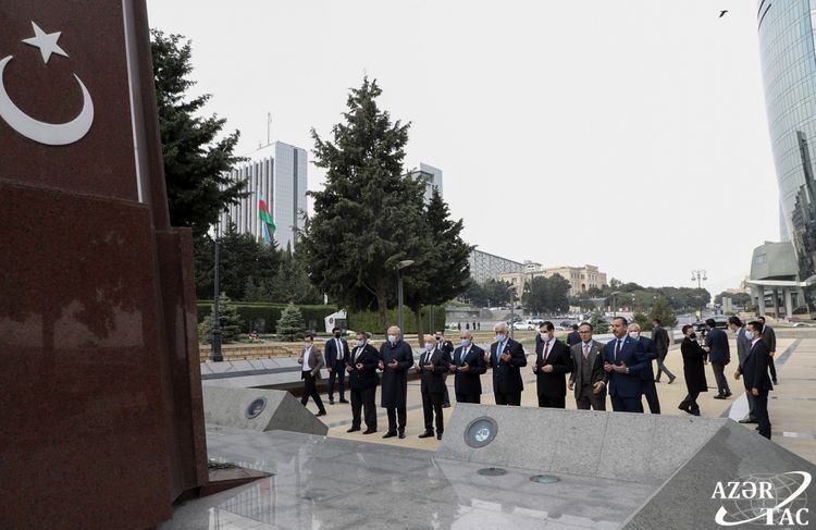 Binəli Yıldırım Heydər Əliyevin məzarını və Şəhidlər xiyabanını ziyarət etdi - FOTOLAR