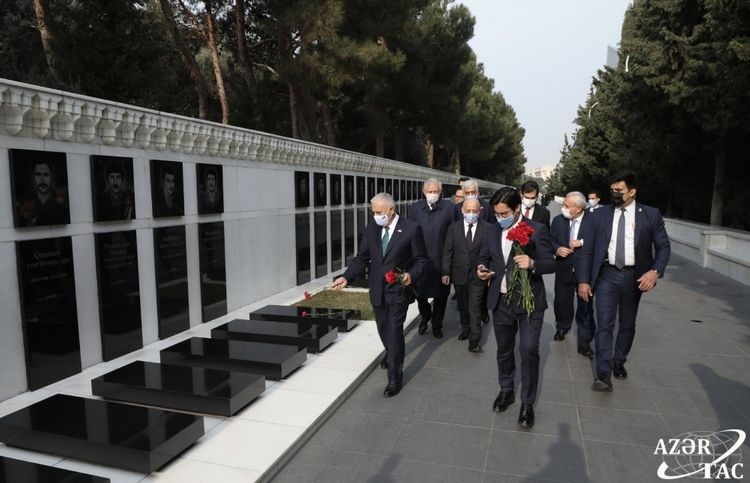 Binəli Yıldırım Heydər Əliyevin məzarını və Şəhidlər xiyabanını ziyarət etdi - FOTOLAR