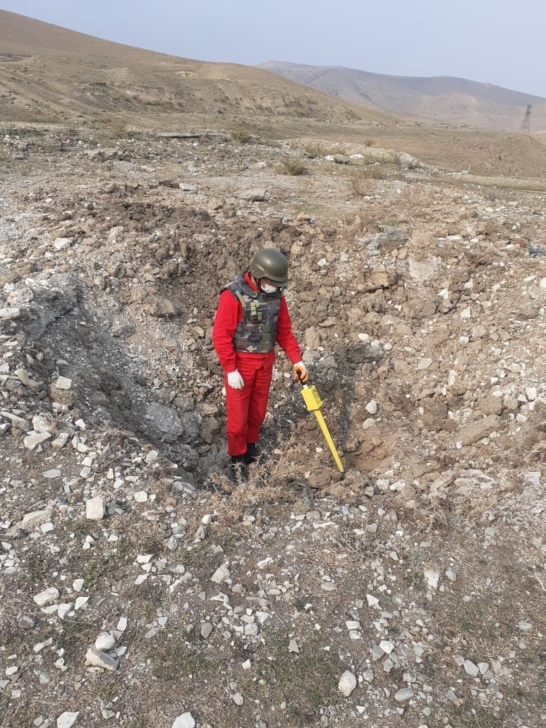 Cəbhəboyu ərazilərdə fosforlu top mərmiləri, radiopelenqator və mərmi qalıqları aşkarlandı - FOTO