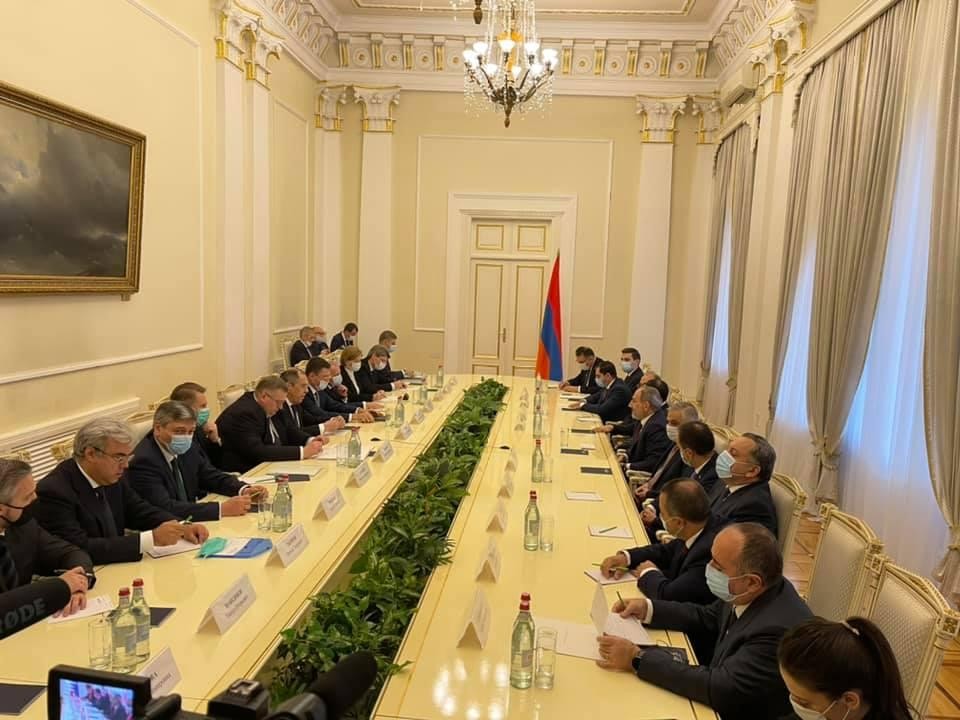 Lavrovla Paşinyanın görüşündə Rusiya bayrağı qoyulmadı - FOTO