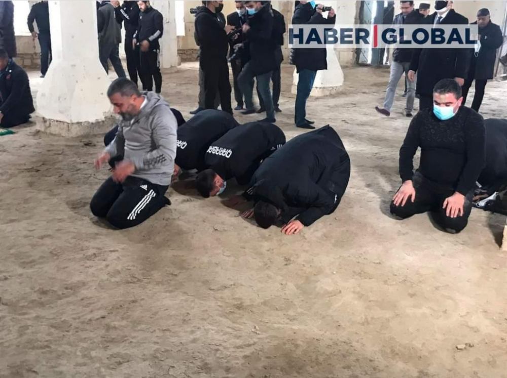 "Qarabağ"ın futbolçuları Ağdamdakı Cümə məscidində - FOTO