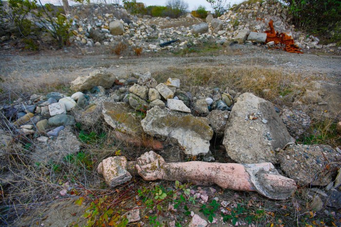 Ağdam teatrının qarşısındakı heykəlin qalıqları tapıldı - FOTO