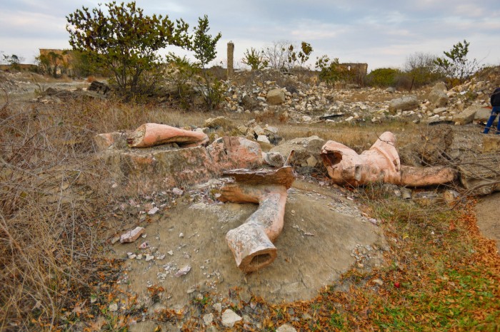 Ağdam teatrının qarşısındakı heykəlin qalıqları tapıldı - FOTO