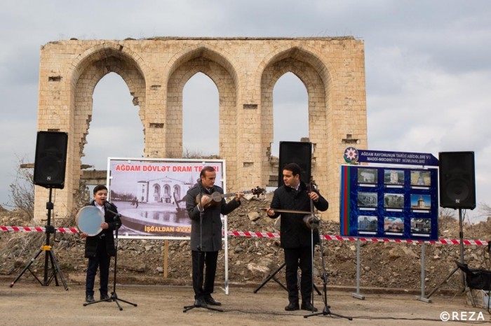Ağdam teatrının qarşısındakı heykəlin qalıqları tapıldı - FOTO