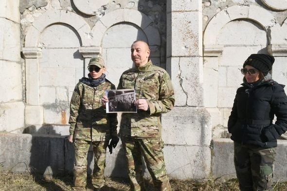 İlham Əliyev 39 il sonra Şuşada Heydər Əliyevlə şəkil çəkdirdiyi yerdə - FOTOLAR