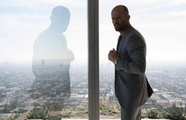 Aktyor Antaliyada güllə keçirməyən şüşə villada görüntüləndi  - FOTO