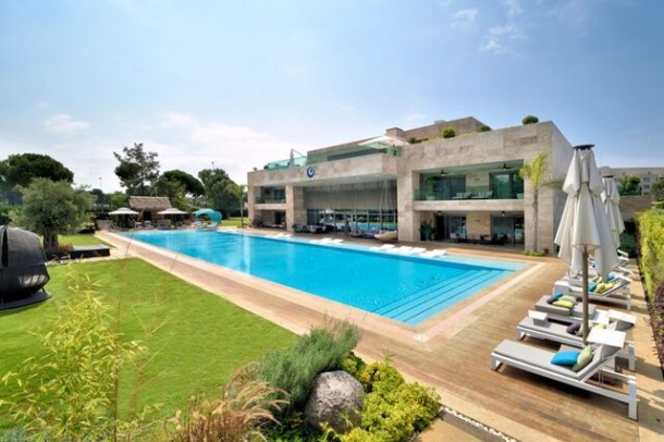 Aktyor Antaliyada güllə keçirməyən şüşə villada görüntüləndi  - FOTO