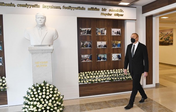 Prezident iki məktəbdə yaradılan şəraitlə tanış oldu - FOTOLAR (YENİLƏNİB)