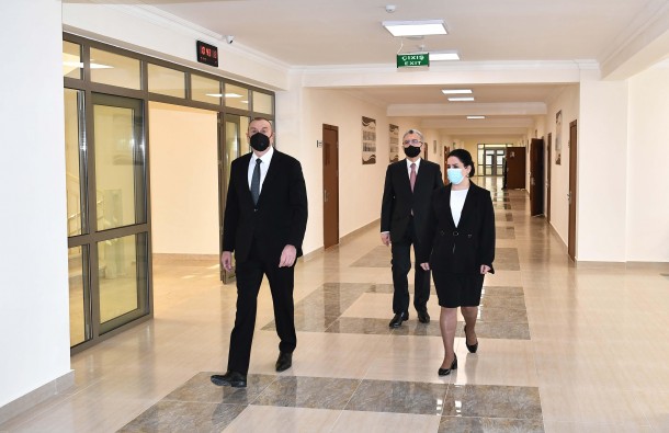 Prezident iki məktəbdə yaradılan şəraitlə tanış oldu - FOTOLAR (YENİLƏNİB)