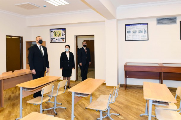 Prezident iki məktəbdə yaradılan şəraitlə tanış oldu - FOTOLAR (YENİLƏNİB)