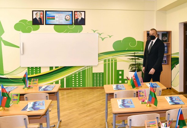 Prezident iki məktəbdə yaradılan şəraitlə tanış oldu - FOTOLAR (YENİLƏNİB)