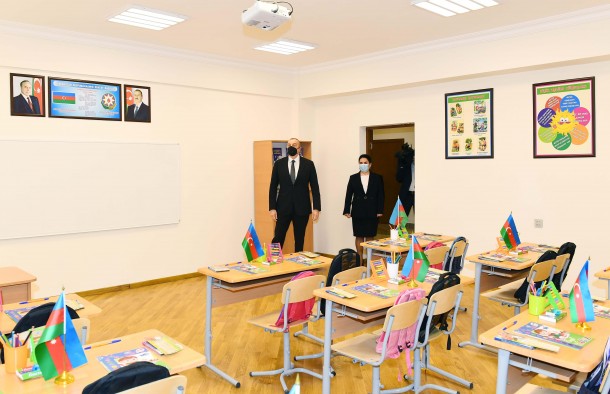 Prezident iki məktəbdə yaradılan şəraitlə tanış oldu - FOTOLAR (YENİLƏNİB)