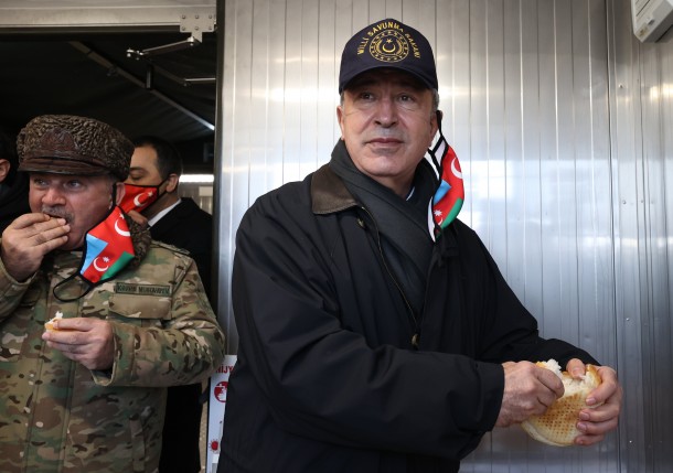 Hulusi Akar çörəyi Zakir Həsənovla bölüşdü - FOTO