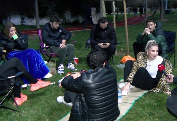 Dostlarıyla piknik edən müğənni cərimələndi - FOTO