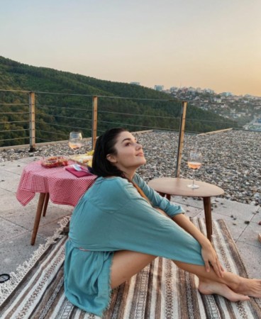 Aktrisa 10 milyonluq şüşə evini gizli saxlayır - FOTOLAR