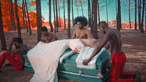 Kosovalı "Ledi Qaqa" müsəlman oldu - FOTO