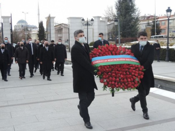 Əli Əsədov Ankarada Heydər Əliyev parkını ziyarət etdi - FOTO