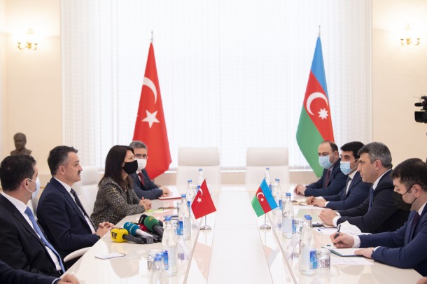 İnam Kərimov türkiyəli həmkarı ilə bəyannamə imzaladı - FOTO