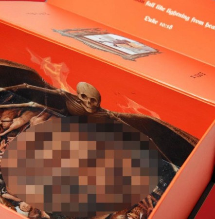 Reper içində insan qanı olan idman ayaqqabıları dizayn etdi - FOTOLAR