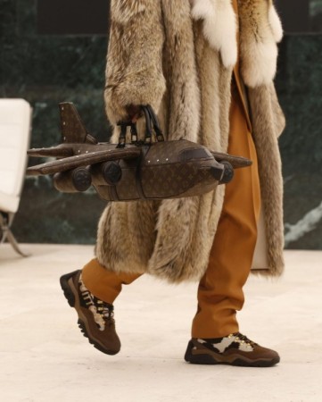 Təyyarə formalı çanta 66 minə satılır - FOTOLAR