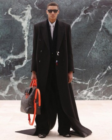 Təyyarə formalı çanta 66 minə satılır - FOTOLAR