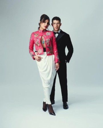 Məşhur aktrisa geyimi  ilə diqqət çəkdi - FOTOLAR