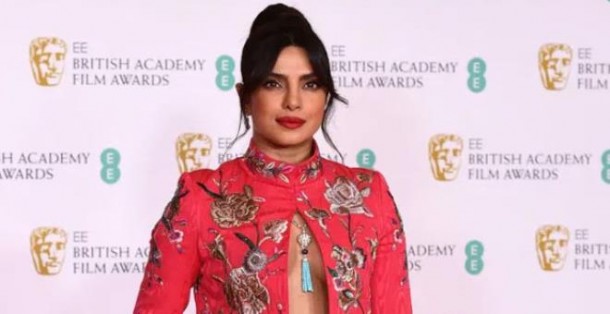 Məşhur aktrisa geyimi  ilə diqqət çəkdi - FOTOLAR